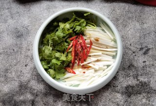 香菜拌葱白的做法步骤：6