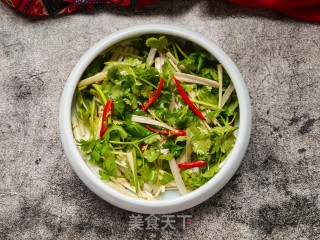 香菜拌葱白的做法步骤：8