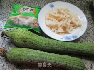 霞迷饺莲藕炒丝瓜的做法步骤：1