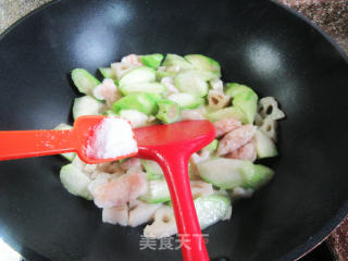 霞迷饺莲藕炒丝瓜的做法步骤：7