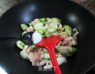 霞迷饺莲藕炒丝瓜的做法步骤：8