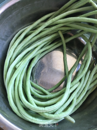 酱焖豆角的做法步骤：1