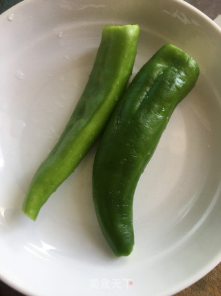 青辣椒凉拌大蒜的做法步骤：1