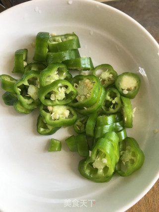 青辣椒凉拌大蒜的做法步骤：2