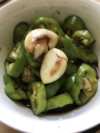 青辣椒凉拌大蒜的做法步骤：8