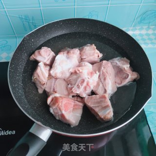 莲藕黄豆排骨汤的做法步骤：1
