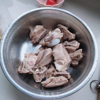 莲藕黄豆排骨汤的做法步骤：2