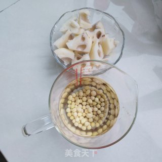 莲藕黄豆排骨汤的做法步骤：3