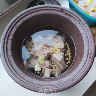 莲藕黄豆排骨汤的做法步骤：6