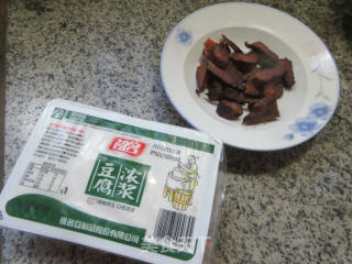 腊肉煮豆腐的做法步骤：1