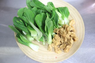 油菜炒豆腐泡的做法步骤：1