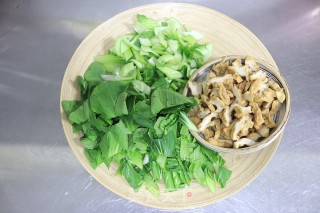 油菜炒豆腐泡的做法步骤：2