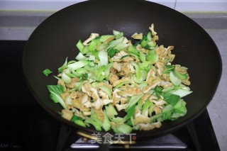 油菜炒豆腐泡的做法步骤：3