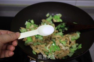 油菜炒豆腐泡的做法步骤：4