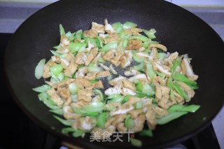 油菜炒豆腐泡的做法步骤：5