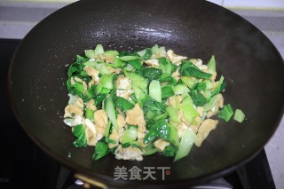油菜炒豆腐泡的做法步骤：6