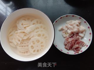 莲藕炒肉的做法步骤：1
