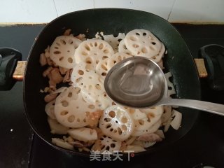 莲藕炒肉的做法步骤：6