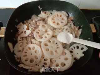 莲藕炒肉的做法步骤：7