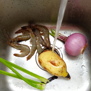 “莲藕”干锅莲藕虾的做法步骤：1