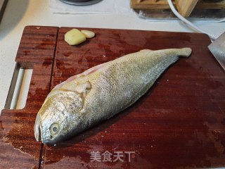 清蒸黄鱼的做法步骤：1