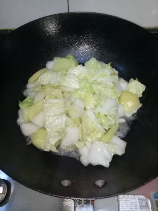 白菜炒土豆片的做法步骤：2