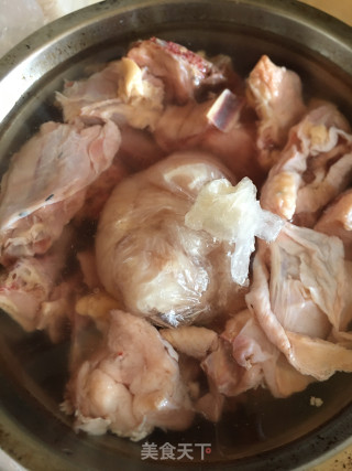 鲍鱼板栗焖鸡的做法步骤：2
