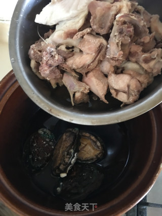 鲍鱼板栗焖鸡的做法步骤：5