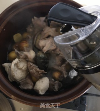 鲍鱼板栗焖鸡的做法步骤：7