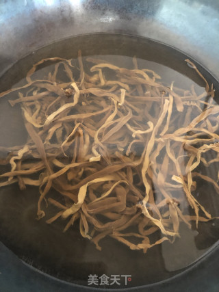 干煸八渡笋丝的做法步骤：1