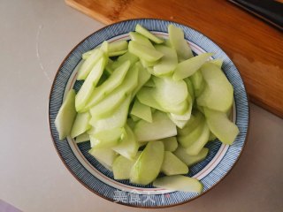 佛手瓜炒鸡蛋的做法步骤：1