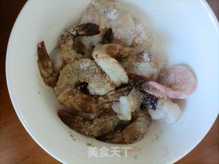 凤尾虾的做法步骤：2