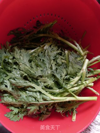 姜拌茼蒿的做法步骤：1