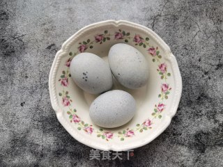 扇贝肉拌松花蛋的做法步骤：1