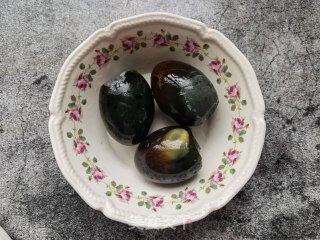 扇贝肉拌松花蛋的做法步骤：2
