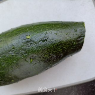 熟肉炒嫩南瓜片的做法步骤：1
