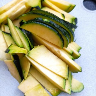 熟肉炒嫩南瓜片的做法步骤：2