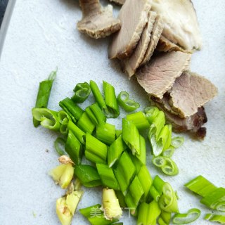 熟肉炒嫩南瓜片的做法步骤：3