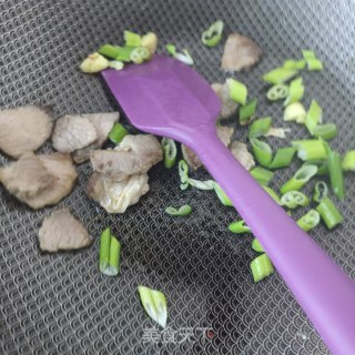 熟肉炒嫩南瓜片的做法步骤：6