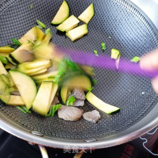 熟肉炒嫩南瓜片的做法步骤：7