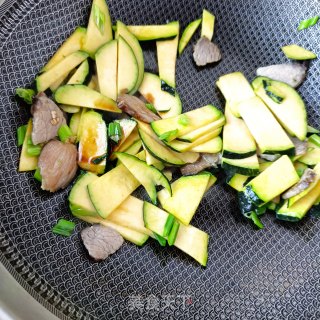 熟肉炒嫩南瓜片的做法步骤：8