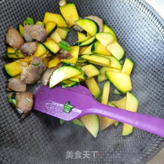 熟肉炒嫩南瓜片的做法步骤：9