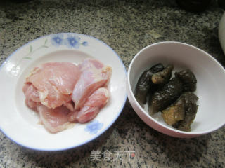 酱瓜炒鸡腿肉的做法步骤：1