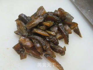 酱瓜炒鸡腿肉的做法步骤：2