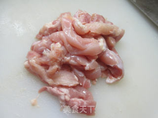 酱瓜炒鸡腿肉的做法步骤：3