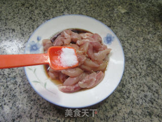 酱瓜炒鸡腿肉的做法步骤：6