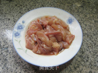 酱瓜炒鸡腿肉的做法步骤：7