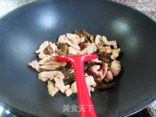 酱瓜炒鸡腿肉的做法步骤：9