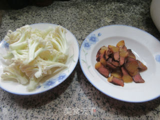 腊肉炒花菜毛毛菜的做法步骤：2