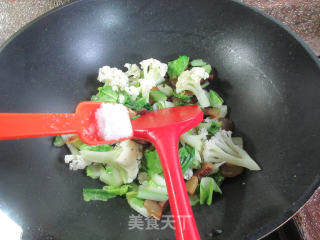 腊肉炒花菜毛毛菜的做法步骤：6
